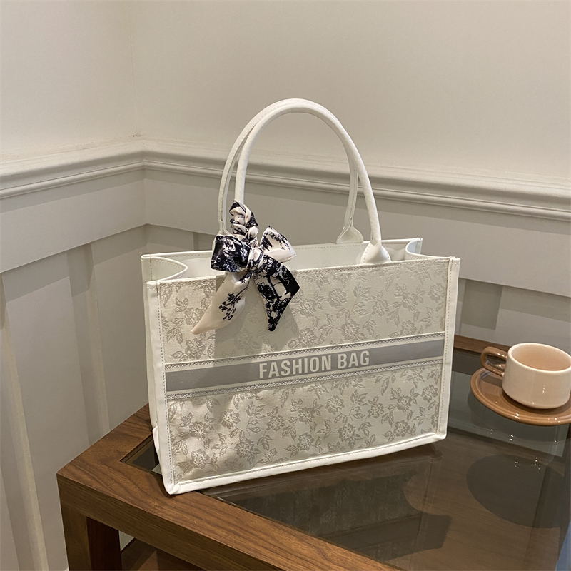Embroidery On Leather - Lüks Zarif Kadın Tote Çantası İşlemeli