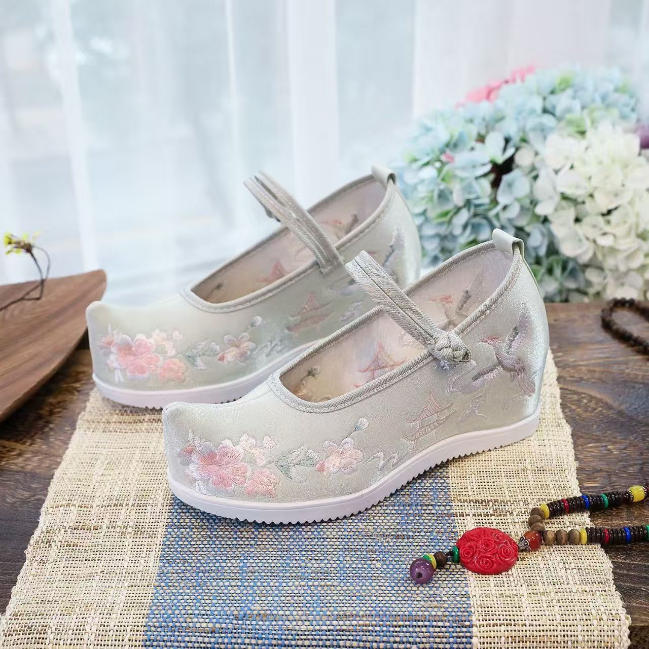 Kadınlar İçin İç İşlemeli Ayak - Embroidery Shoes incelemesi ve fiyatı