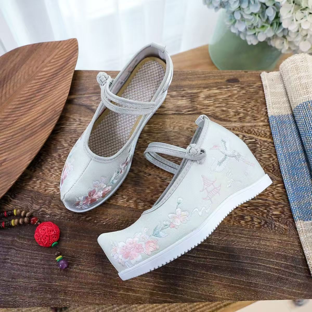 Kadınlar İçin İç İşlemeli Ayak - Embroidery Shoes incelemesi ve fiyatı